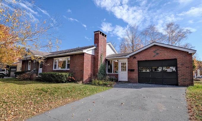 Ludlow House | Smart Piggy Brick House! 3br house with brick fireplace, WiFi in Ludlow