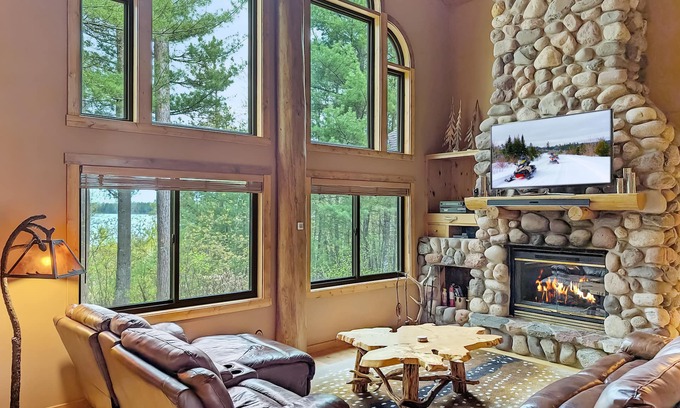 Woodruff House | Smeagle's Terrapin | LUX Lakefront, Theatre, Dock, Kayaks, AC, Hot Tub