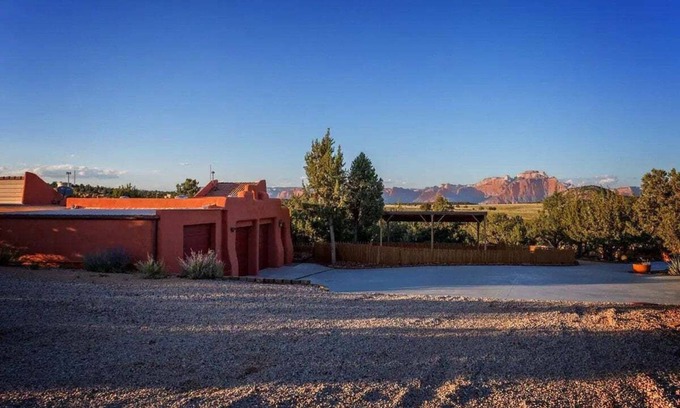 Apple Valley Apartment | Smithsonian Retreat | Enjoy Zion Skyline Views