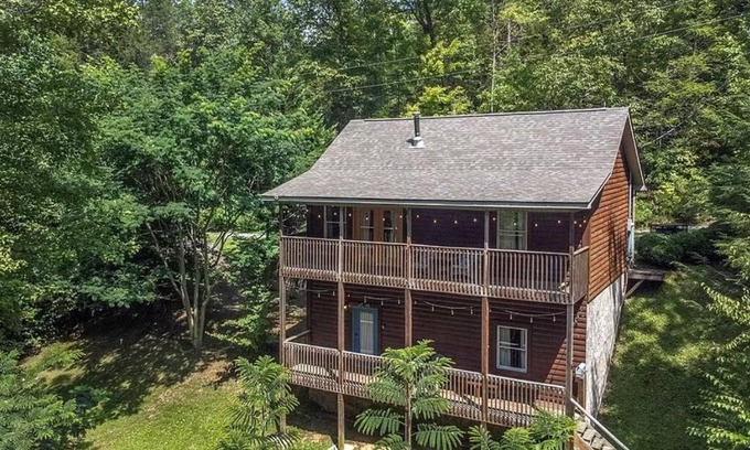 Cosby House | Smokey Mountain Retreat, hot tub, game room, sleeps 8!