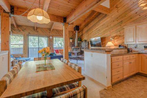 Warm Springs House | Smokey Plaza Condo 1