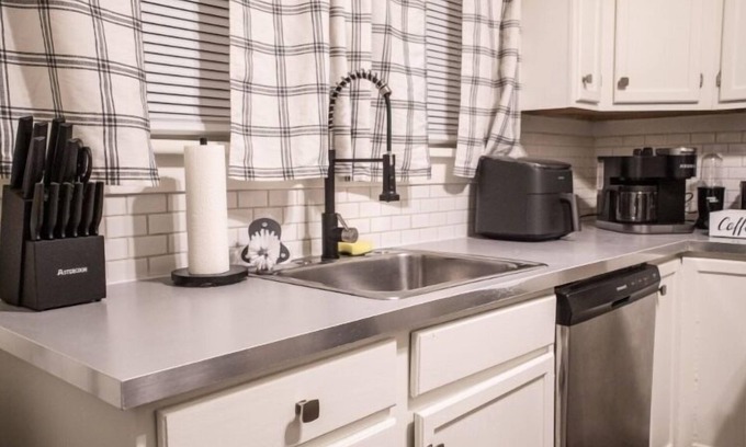 Albany Apartment | Smoking allowed on front porch. King bed. Relaxing. Friendly neighborhood.
