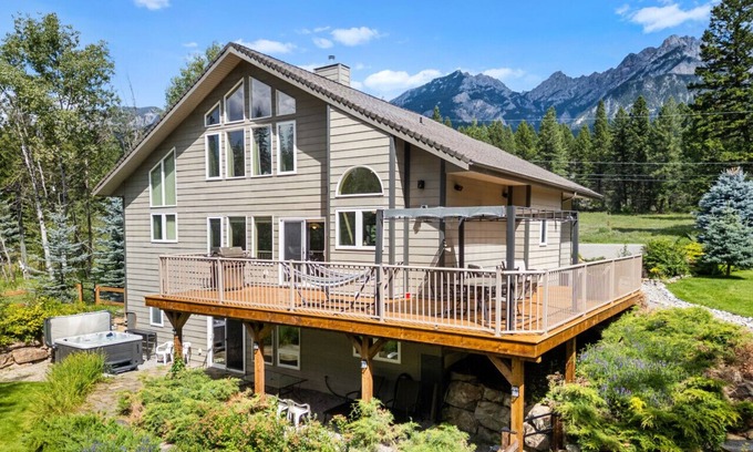 East Kootenay Apartment | Smoking Water Lodge | Pool Table | Hot Tub