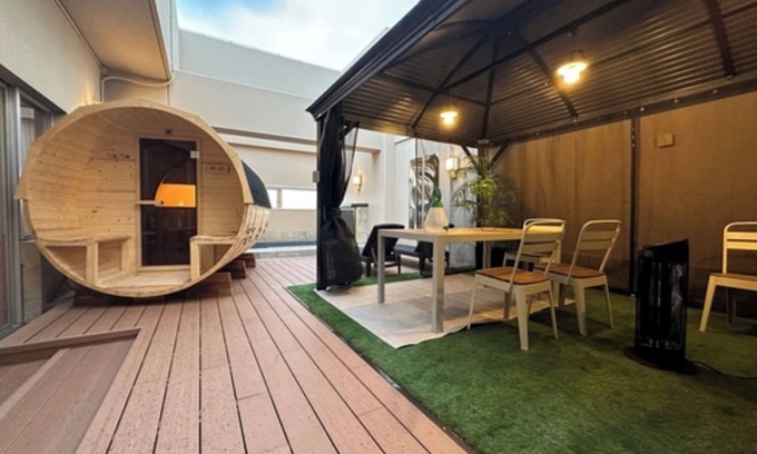 Toyonaka Hotel | SmokingLuxury city glamping Room Breakfast included barrel sauna BBQ openair bath/Toyonaka Ōsaka