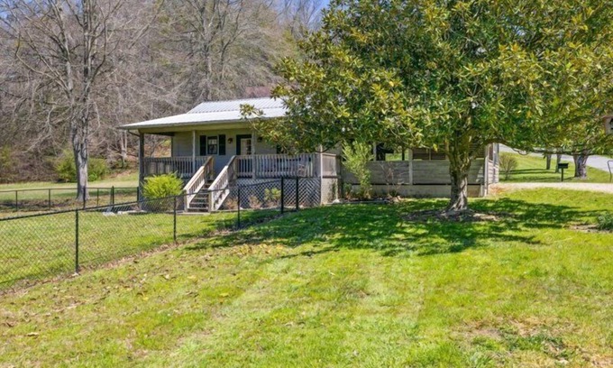 Pittman Center Cabin | Smoky Cove: Gorgeous, Pet Friendly Cabin located only 1 mile from Gatlinburg City limits!