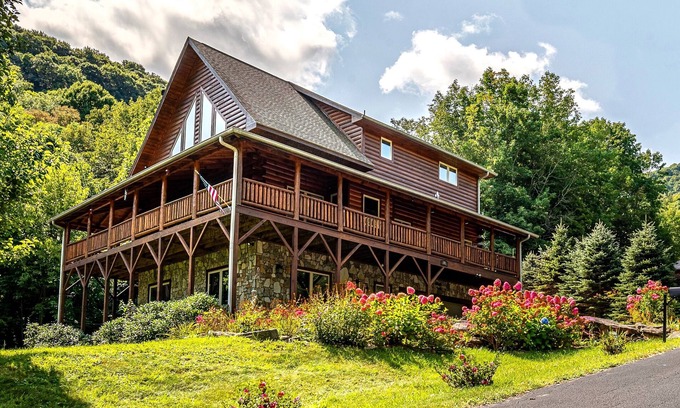 Waynesville Cabin | Smoky Mountain Dreams Luxury Log Cabin -mountains, creek, trail & playground.