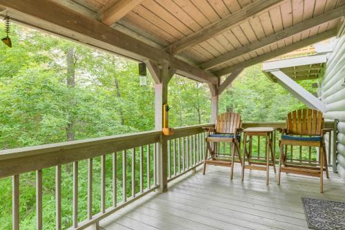 Hartford House | Smoky Mountain Log Cabin Close to Rafting!