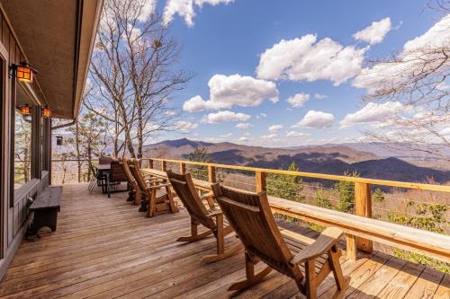 Bryson City House | SMOKY MOUNTAIN MAGIC-Spectacular Views, 3 Br, Sleeps 8, Hot Tub