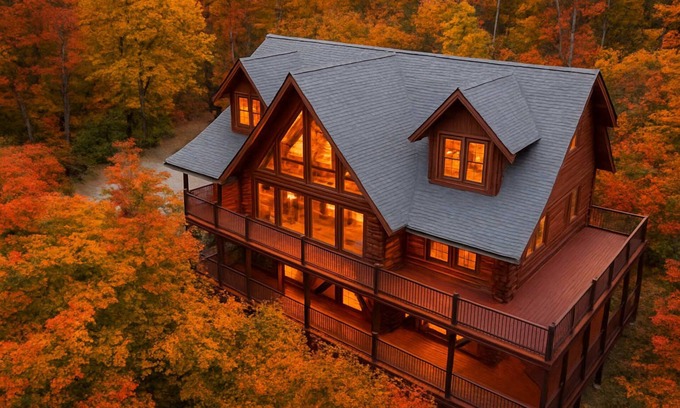 Gatlinburg - Pigeon Forge House | Smoky Mountains Chalet with Hot Tub