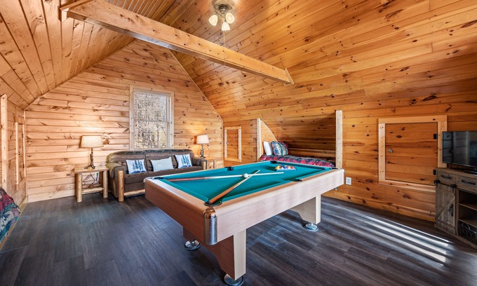 Sevierville Cabin | Smoky Mtn Cabin/Sleeps 8/Hot Tub/Pool Table