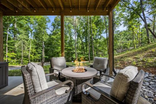 Gatlinburg - Pigeon Forge House | Smoky Mtns Private w/Hot Tub, Game Room, Pets Free