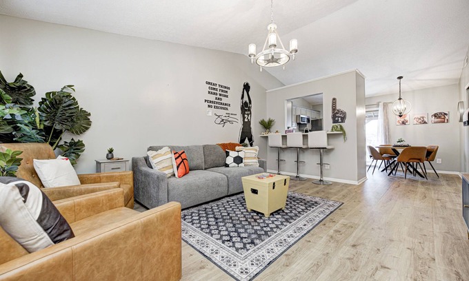 Westfield House | Smores, Scores & Paws | Cozy Ranch Near Grand Park | Firepit, King Bed & Games