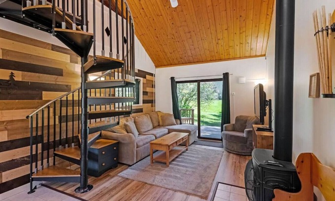 Jeffersonville Condo | Smugglers' Notch Relaxing Mountainside Retreat
