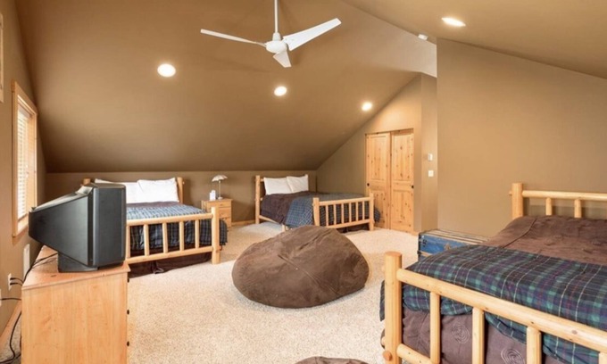 Snoqualmie Pass Ski Chalet | Snoqualmie Pass Cabin Walking Distance to Lifts