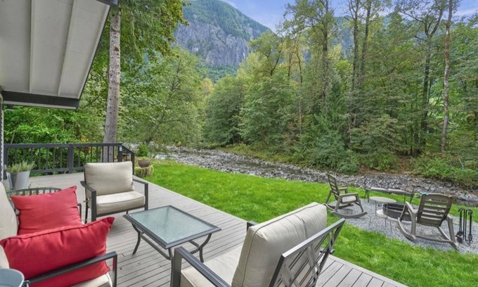 North Bend House | Snoqualmie River Retreat