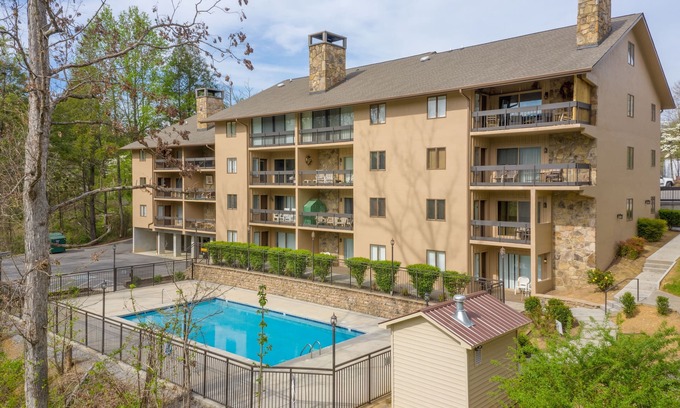 Gatlinburg Condo | SNORING BEAR Condo 2 BED/2 BA VIEWS POOL WALK TO D'TOWN GATLINBURG/ANAKEESTA