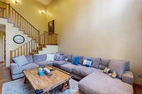 Snow Pine Estates House | Snowbanks 2