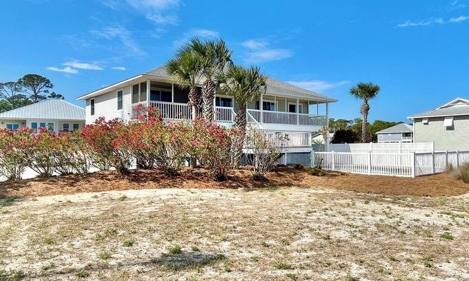East End House | Snowbird close to the beach with private pool