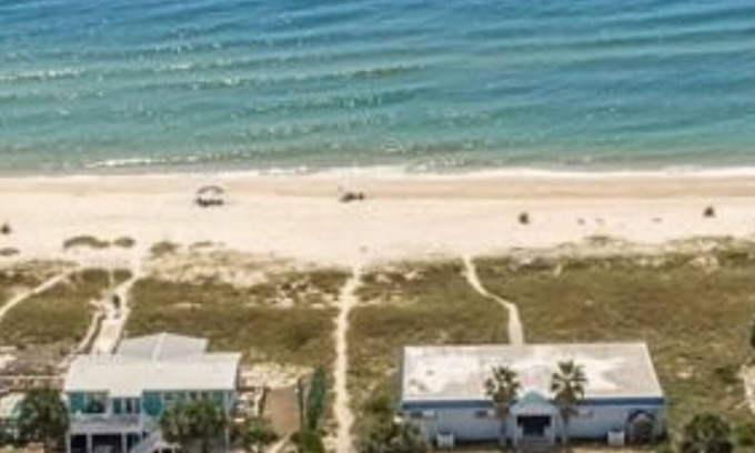 East End Condo | Snowbird Discount! GROUND LEVEL With Easy beach Access East Gorrie VIEWS, PETS🐾