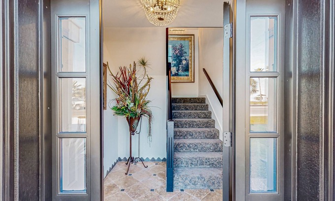 Del Mar Condo | Snowbird-friendly 2nd-floor condo near beach with washer/dryer, streaming, & AC