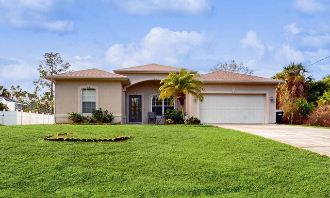 North Port House | Snowbird-friendly oasis with lanai, grill, W/D & lush yard - near golf & beaches