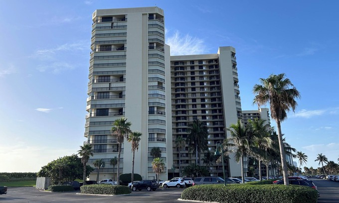 Hutchinson Island South Condo | Snowbird's Paradise - 2-bedroom Beachside Condo on Hutchinson Island