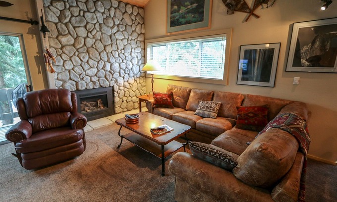 Mammoth Lakes Condo | Snowcreek IV 622 Light, Bright and Updated, Walk to Snowcreek Athletic Club by RedAwning