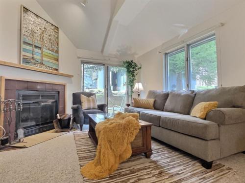 Killington House | Snowcub- AC, Pool, Hot tub, Tennis, Grill!