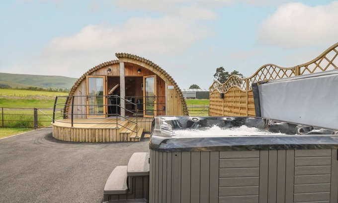 St Harmon House | SNOWDROP, pet friendly, with hot tub in Rhayader