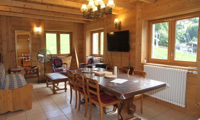 La Clusaz Apartment | snowfront Apartment 6 P skis in the village of La Clusaz