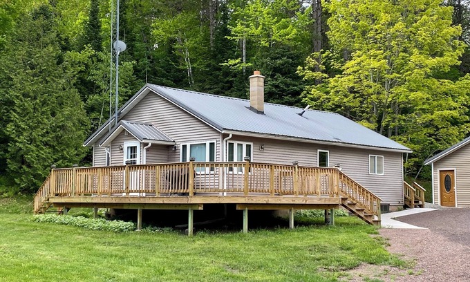 Hurley House | Snowmobiles, Skiing, ABR Amazing 2-bedroom house with WiFi in Hurley, Mercer