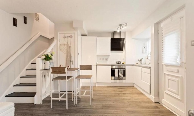 Thamesmead House | Snug & Cosy Home In Thamesmead Overlooking A Park