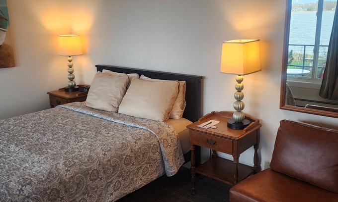 Sturgeon Bay Hotel | Snug Harbor Inn - Basic-Water 7 & 10