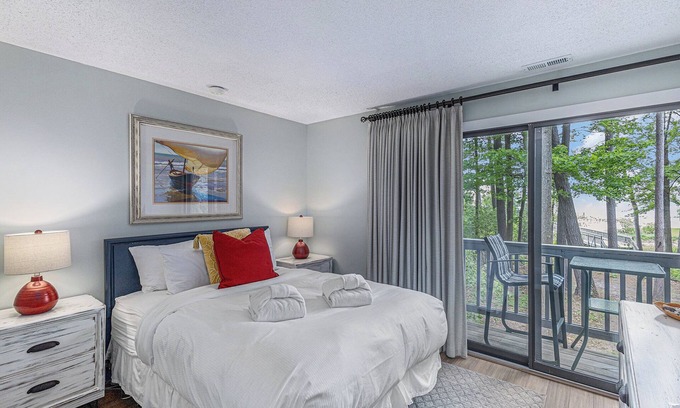 Acme Condo | 🏖️ Snug Lake View Condo @ The Shores | Beach Views + Deck + Champagne Welcome ➠ 5689