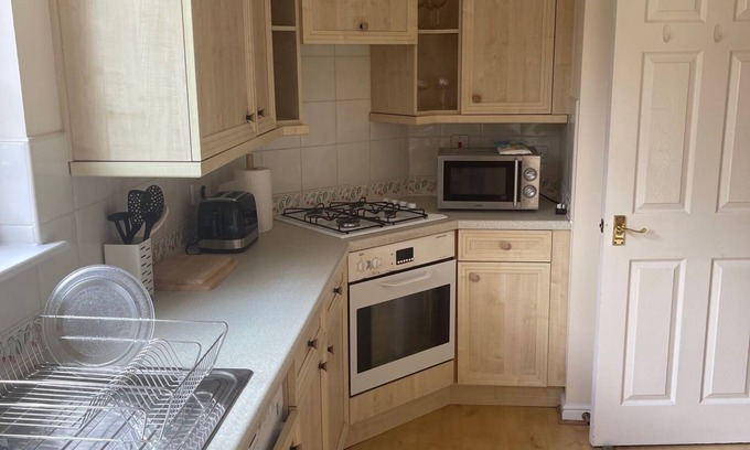 Haymarket Apartment | Snug & Serene 2BD Flat - Roseburn