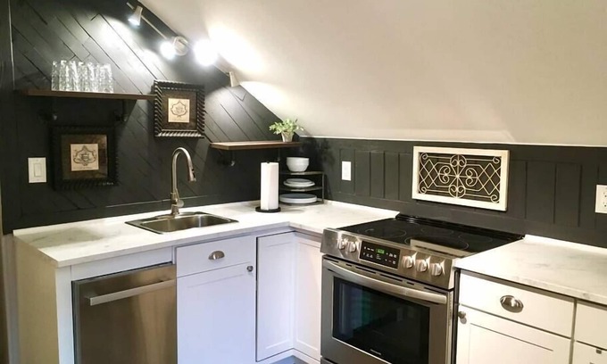 Long View Apartment | Snug Studio Retreat- Near to Aviation museum and Highway
