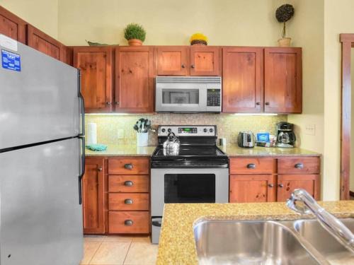 Snowshoe Apartment | Soaring Eagle 412 Next To Slopes Easy Covered Parking WiFi Fireplace