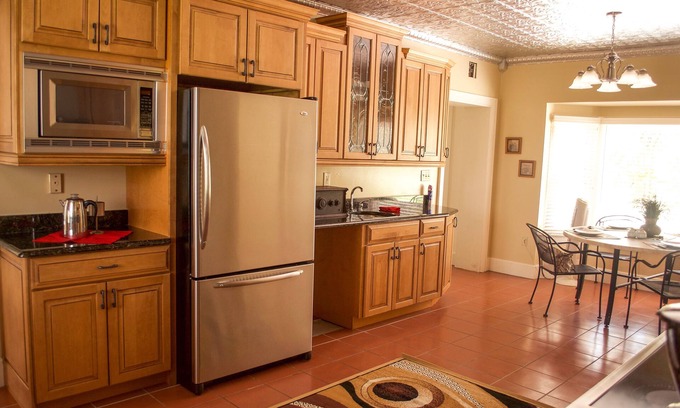 Odessa House | Social Distance on 40 acre Estate - The Manor