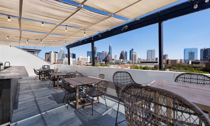 Travis Heights Apartment | SoCo Dream Stay - Rooftop, Pool, Gym, Central Loc