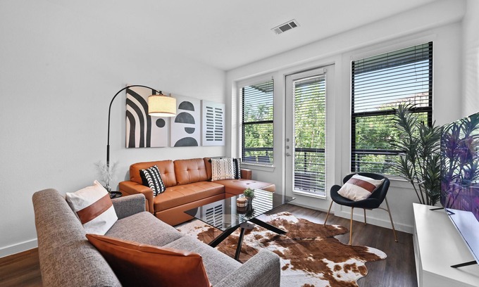 Bouldin Apartment | SoCo Gem - Pool, Gym, Rooftop, Parking, Walk to DT
