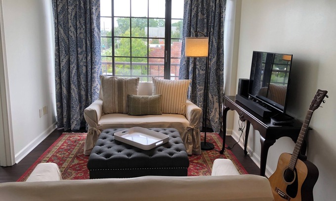 Five Points Condo | Soda City Suite: Cozy place in Five Points/USC - walk to everything!