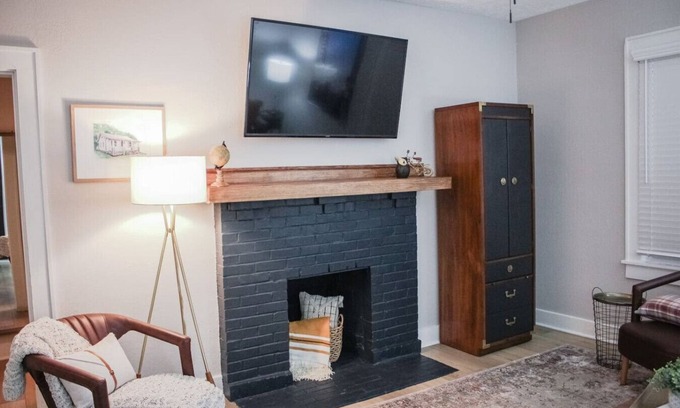 Knoxville House | Sokno Bungalow ~ 2 min to Sokno Taco + Back Patio!