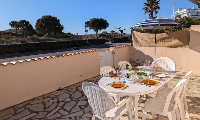 Le Grau-Du-Roi Apartment | Sol-y-Days Altitude 0, ground garden in first line facing the sea