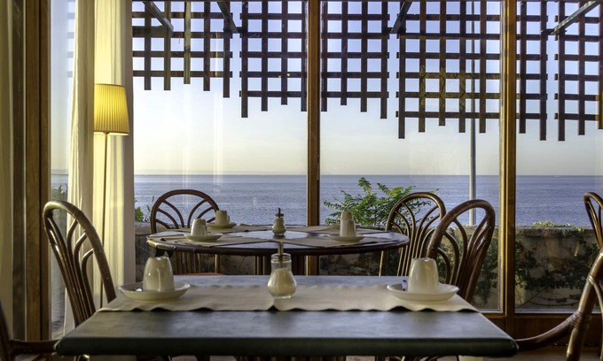 Paco De Arcos Hotel | Solar Palmeiras