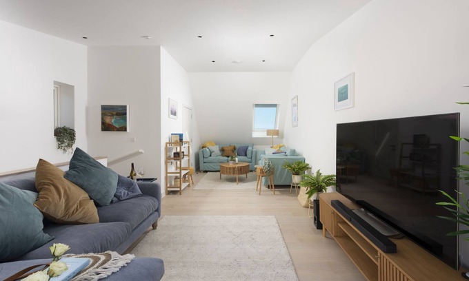Newquay City Centre House | Solstice Beach House - sleeps 8 guests in 4 bedrooms