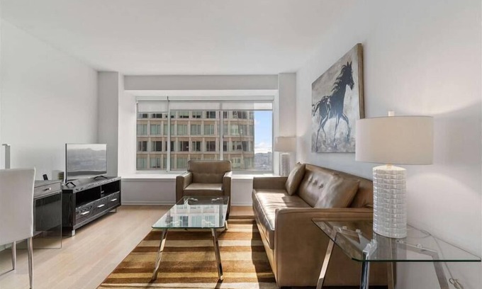 Downtown San Francisco Apartment | SoMa 1 BR | Desk + Wi-Fi | Outdoor Lap Pool