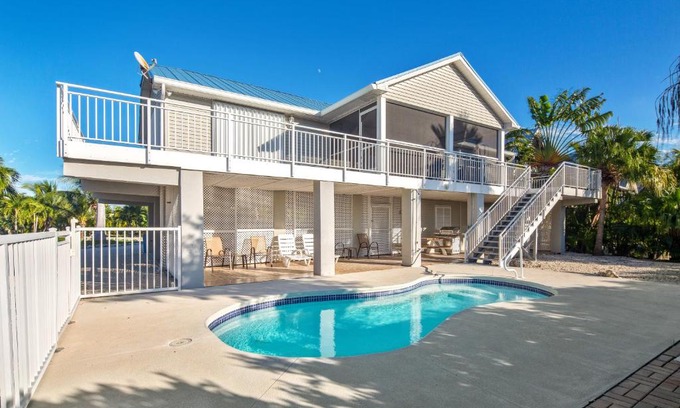 Marathon House | Sombrero Sands