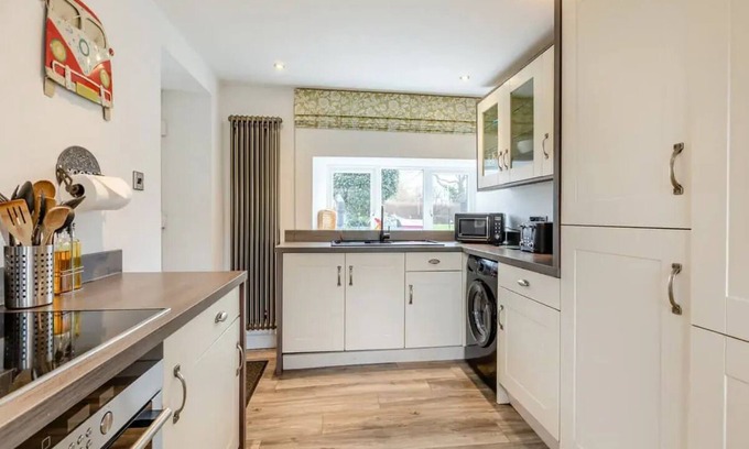 Compton Dundon Cottage | Somerset, detached cottage, large enclosed garden, hot tub, pet friendly!