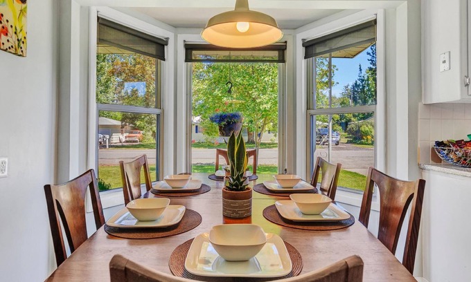 Spokane Valley House | Songbird Cottage-HUGE Backyard-15 Min To Downtown-Pet & Fam Friendly-5-Star Beds