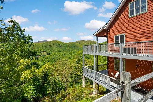 Skyland House | Songbird Sanctuary Under New Management, Hot Tub, Deck & Year-Round Views